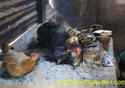 Meanwhile , others live in luxury. For example, look at this modern kitchen in San Pablo Jocopilas, where one doesn't even have to go to the refrigerator to get a fresh egg.