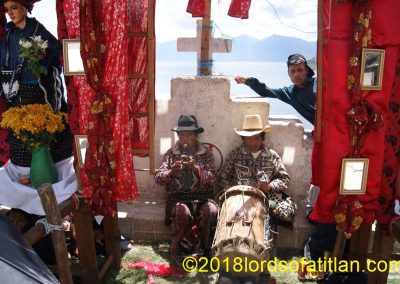 The chrimiya and tambor players are from Xajaxacj, but the fiesta is in San Antonio Palopó (May 13th).