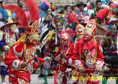 The indigenous side in the Dance of the Conquest in the Fair of Panajachel. However, the one dressed with feathers is Lacondón and accompanied the Spaniards.