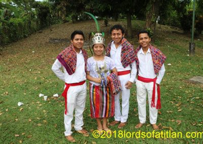 Delia Rabin Ajaw, 2015-16, de El Estor Izabal en San Sebastián Reu. con templo maya al fondo