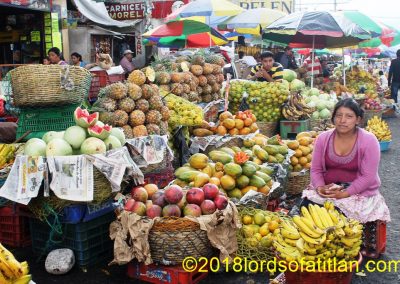 The market is in Xela, but these fruit vemdors are from San Sebastián Retalhuleu.