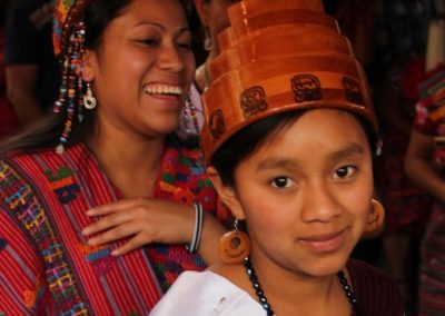 Reina de Palestina, San Juan la Laguna, Sololá con la Reina de los Barriletes Gigantes de Santiago Sacatepéquez al fondo