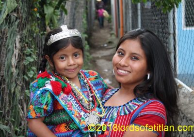 Reina infantil de San Andrés Iztapa, Chimaltenango con cargo en la nivel nacional en los brazos de Olga Mendoza de San Juan la Laguna