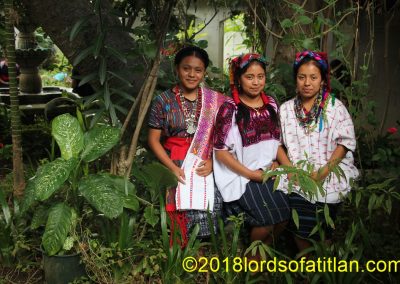 Elección en Comunidad Zet, San Juan Sacatepéquez con candidatas de San Miguel Chicáj, Baja Verapaz, Santo Tomás Chiché, El Quiché, y San Juan Sacatepéquez. Eric de Cobán estaba atrás de mi hombro todo el día tomando las mismas fotos que yo. ¡Aprovechado!