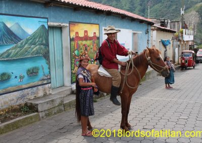 Reina de Pueblo Nuevo Such. en San Juan la Laguna con pelo largo