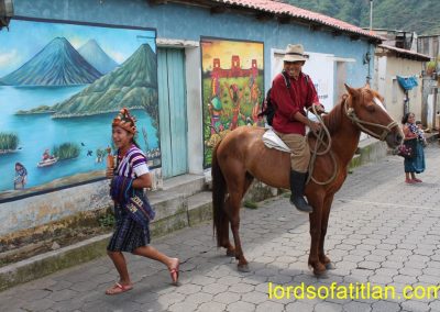 No es cabello. Es caballo.