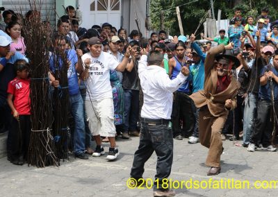 El Shutío, where the men of San Andrés Semetabaj battle with Judas. However, in this case, he is Judas Iscariot . Furthermore, this is his repentance for his betrayal of Christ. Thus, every Saturday of Holy Week he takes and gives a beating.