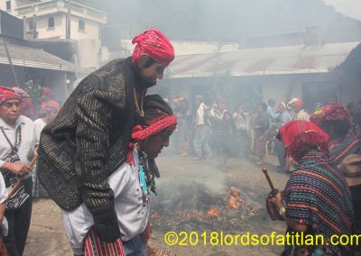 Aloc Mam dances with Roberto Poz in his fiesta in Zunil., nevertheless He dons clothing from Sololá.