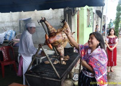 Sara Mux de Comolapa, Rabin Ajaw 2010-11, en traje de Palín en la feria de Patzún, Chimaltenango
